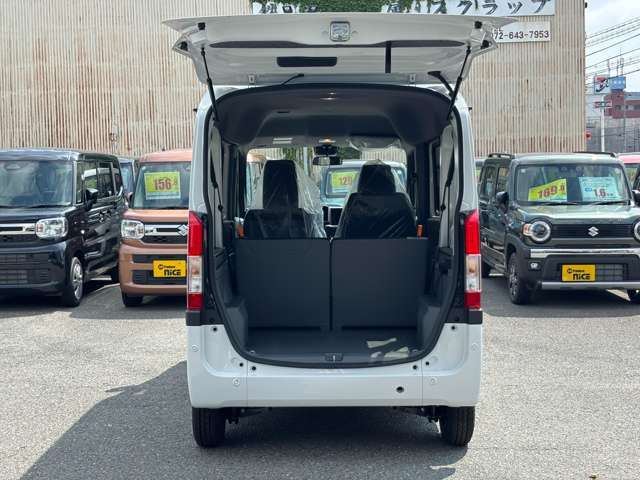 リアゲートオープン！低床で荷物も載せやすい♪