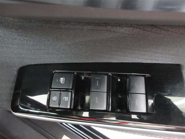 パワーウィンド付きで、走行中の換気や駐車場のチケット受け取りもラクラクです。