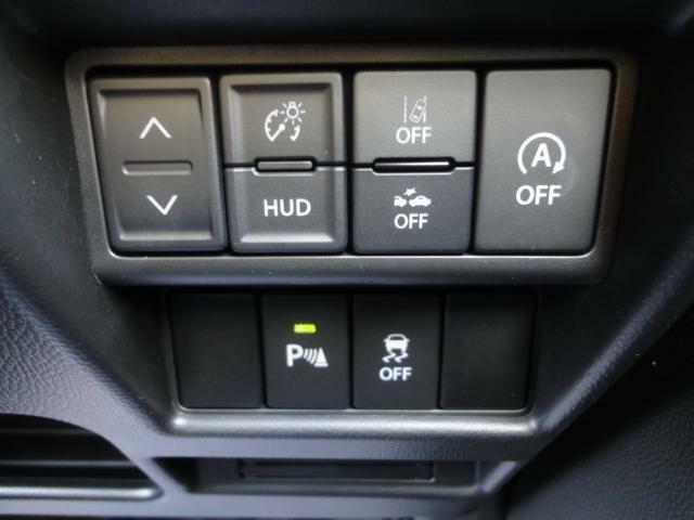 【運転席スイッチ】ハンドル右下にあります。ヘッドアップディスプレイスイッチ、衝突軽減ブレーキOFF、アイドリングストップOFF、車線逸脱警報OFF、横滑り防止装置OFFです☆