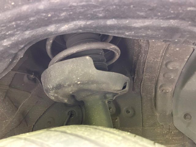 お車を安心してお乗りいただく為には、足回りの定期点検が欠かせません。サービスサポート（有償保証）では無料点検もご提供しており、安心のカーライフをお過ごしいただけるサポート体制が整っています。