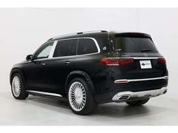 オプションとして，designoハイグロスブラックフローイングラインピアノラッカーウッドインテリアトリムが装着されております。