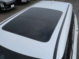 電動パノラマサンルーフ　シェードも電動で開閉可能です