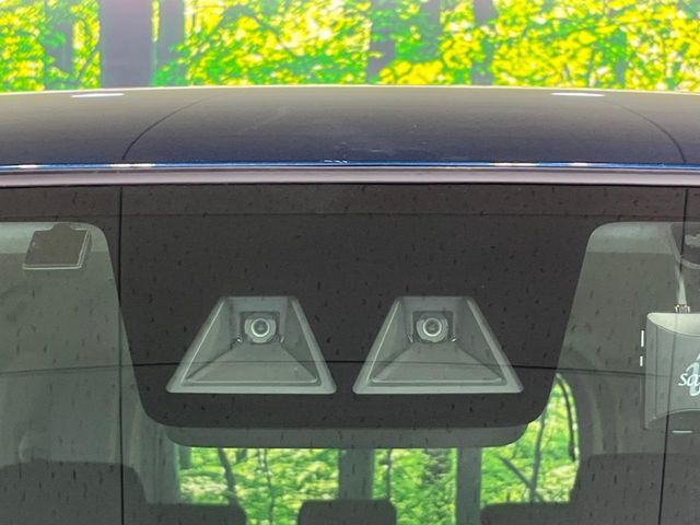 【スマートアシスト】走行中に前方の車両等を認識し、衝突しそうな時は警報とブレーキで衝突回避と被害軽減をアシスト。より安全にドライブをお楽しみいただけます。
