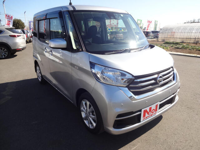 【当店のこだわり】入庫後のお車は選任スタッフによる細部清掃を実施しております。足回り、エンジンルーム、室内、室外を隅々まで綺麗にしております。展示車はピカピカです。全国配送も可能ですのでご相談下さい！