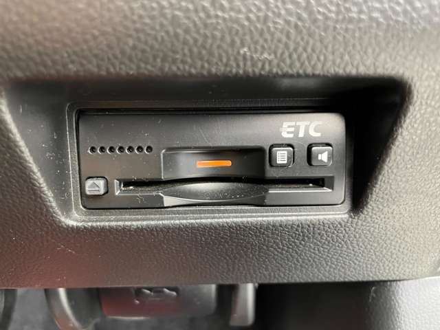 【ETC】有料道路を利用する際に料金所で停止することなく通過できる、ETC車載器（ノンストップ自動料金収受システム機器）が装備されています。セットアップを行うことで利用可能になります。
