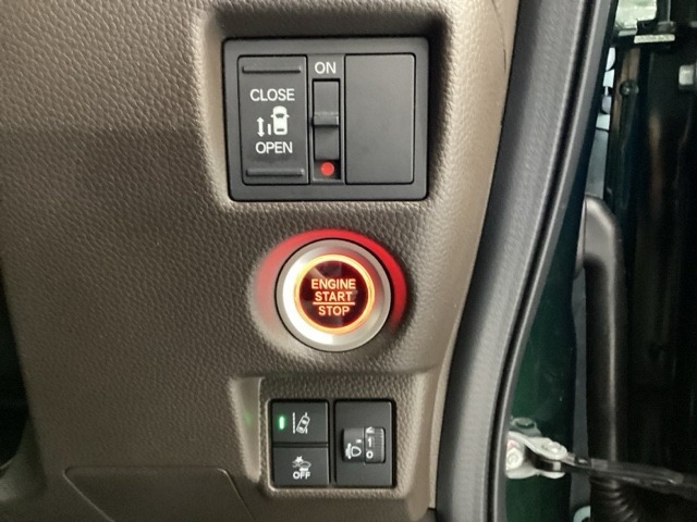 左側電動スライドドアは運転席から操作ができるよう、操作スイッチが付いています。その下にはヘットライトリベライザーのスイッチがついています。道路状況や積荷の加重に応じてライトの高さを調節できます。