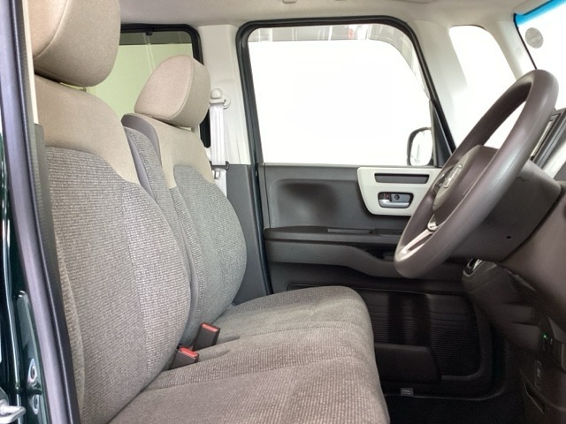 広い足元に肘掛けもついたゆったり座れるシートです。運転席と助手席の間が空いているため、助手席側への移動がスムーズです。交通量の多い道でも、助手席側から乗り降りができます。