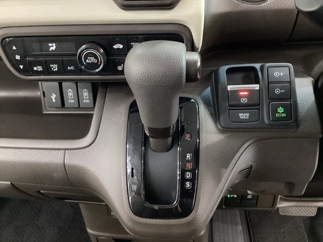 CVT車のセレクトレバーです。低速から高速まで、変速ショックのないスムーズな走りを実現するとともに、エンジン効率のよい領域を維持することで燃費にも貢献します。