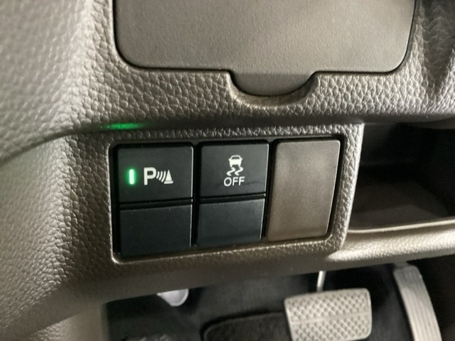 VSA装備車です。VSAはドライバーの操作と車の動きを見守っています。もし車の挙動が乱れたとき、4輪別々にブレーキをかけたり、エンジンパワーをしぼることによって車を安定させます。