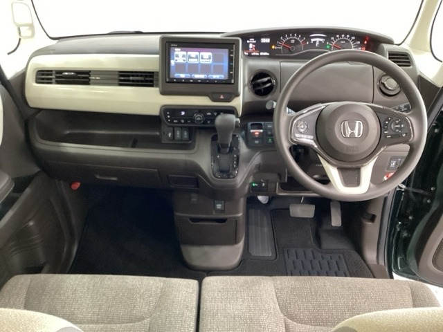 車内は光触媒抗菌消臭施工済です。インパネ周りはスタイリッシュなデザインで機能や装備も充実しています。グローブボックスやカップホルダーのほかにトレーなどたくさんの収納スペースが付いています。