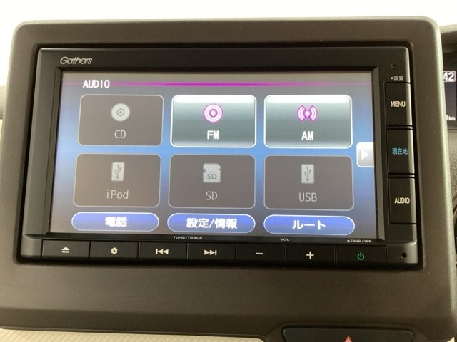 ナビゲーションはインターナビ対応のGathers純正メモリーナビを搭載しています。Bluetoothオーディオ機能がありますので、スマートフォンなどの音楽も再生できます。