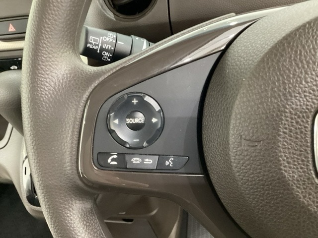 ステアリングスイッチがついていますので、オーディオのチャンネル変更、ボリューム、ジャンル変更が操作可能です。ハンドルから手を離さず安全に操作できます。
