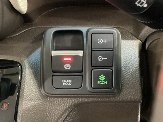 セレクトレバーの右に電子制御パーキングブレーキがあります。スイッチひとつで、停車した地点の傾斜などをシステムが検知・判断してブレーキ力を自動的に最適制御し、しっかり停車できるパーキングシステムです。