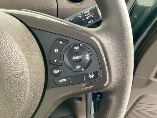 ハンドルにHondaセンシング系のクルーズコントロールやレーンキープアシストなどのスイッチが装備されています。ハンドルから手を離さず安全に操作できます。
