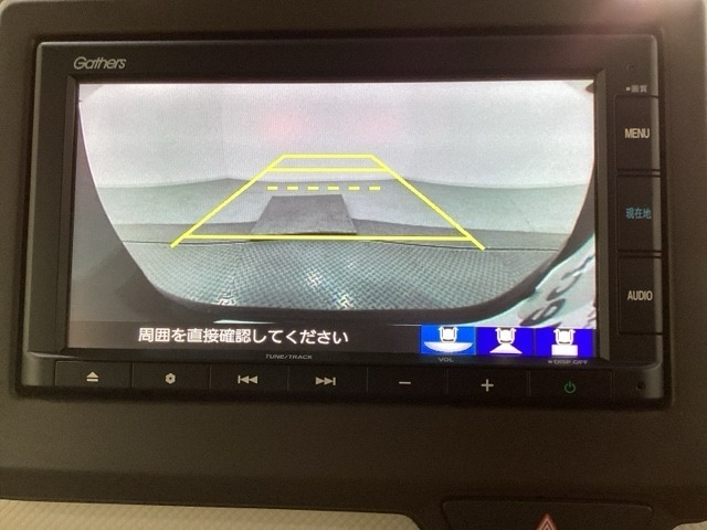 バックでの車庫入れも安心です！　リアカメラが付いているバックモニター付のナビを装備しております。操作線もついており距離感も画面から確認できます。