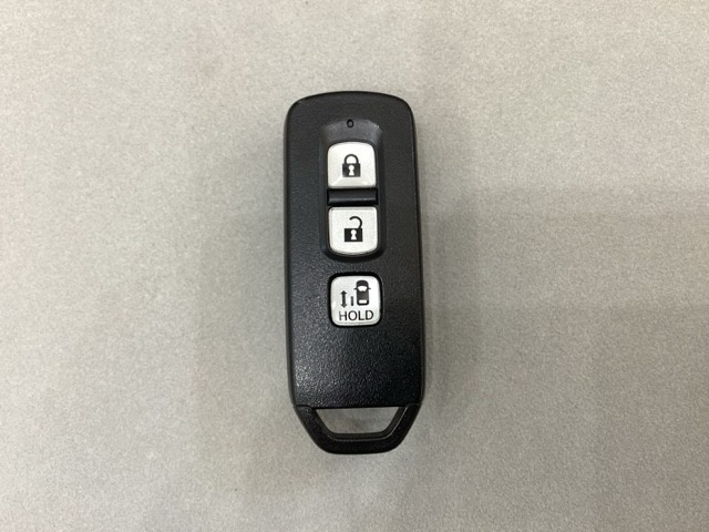 スマートキー付きですからドアロックの開閉およびエンジンスタートが楽々です。電動スライドドアの開け閉めもボタンで操作できます。