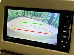 【バックカメラ】駐車時に後方がリアルタイム映像で確認できます。大型商業施設や立体駐車場での駐車時や、夜間のバック時に大活躍！運転スキルに関わらず、今や必須となった装備のひとつです！