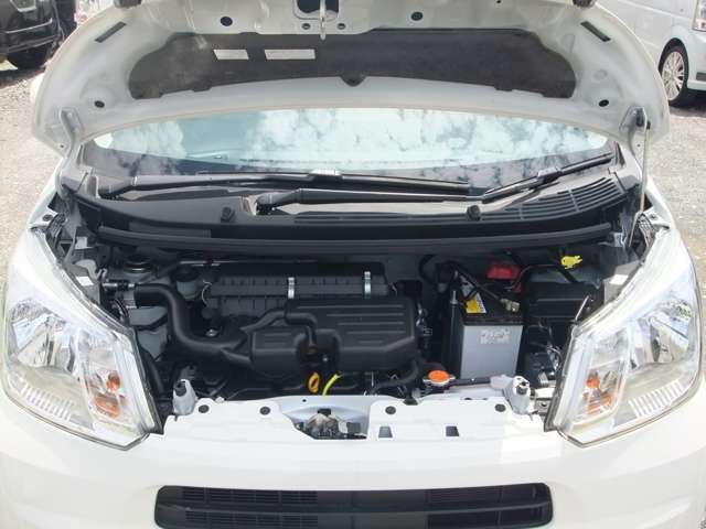 エンジンは車の心臓部です。このエンジンルームが汚いとトラブルの基になります。当店では専用の溶剤を使用して徹底的に綺麗にします。
