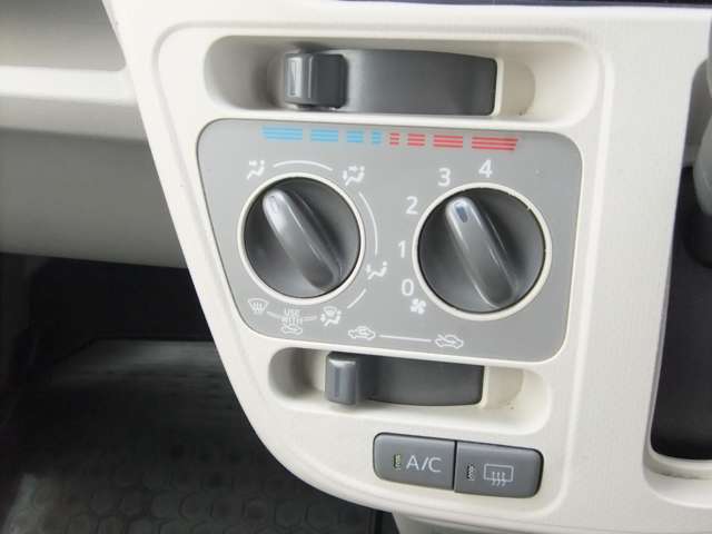 車内も快適エアコン装備