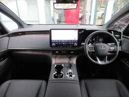 インテリアカラー：ブラック　ルーフライナー：ウルトラスエード　内装加飾：サテンシルバー