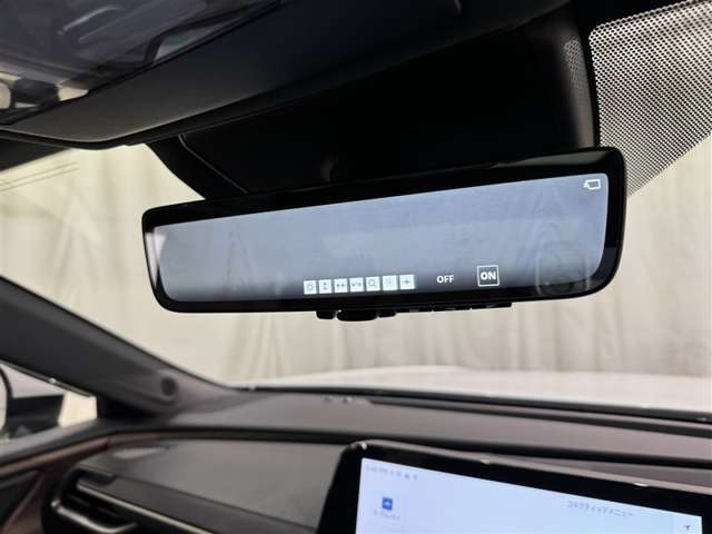 デジタルインナーミラー付き。後方視野角が広く、後席に同乗者がいても後方を確認しやすく安心です。