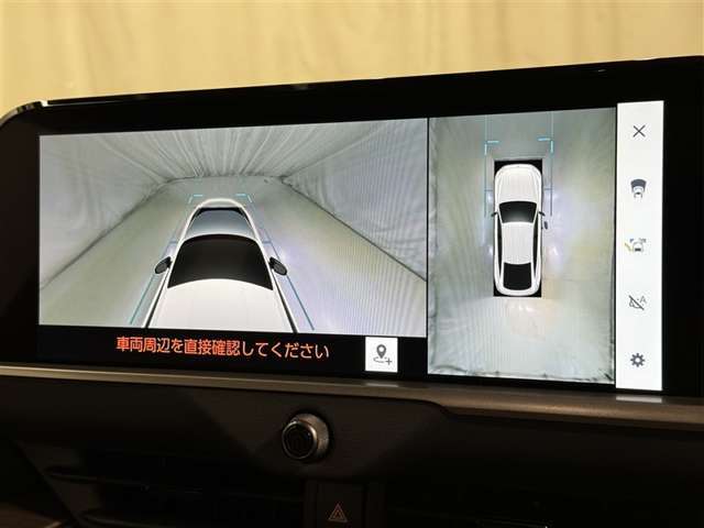 パノラミックビューモニターを装備。駐車場や交差点でクルマを真上から見るように周囲を確認できます。機能の詳細は販売店スタッフまでおたずねください。