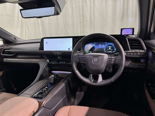 運転席まわりです。　各操作スイッチは使いやすい位置に配置されてます。