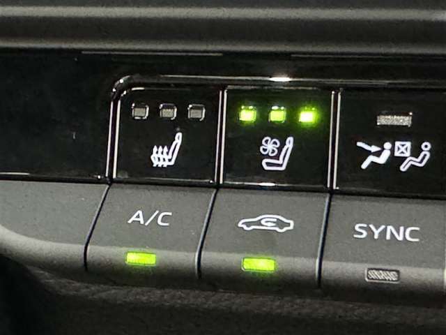 シートベンチレーション付きです。シートと密着部分の空気を換気して蒸れを防いでくれるので、暑い時期も快適に過ごせます♪一度使ったら手放せません！