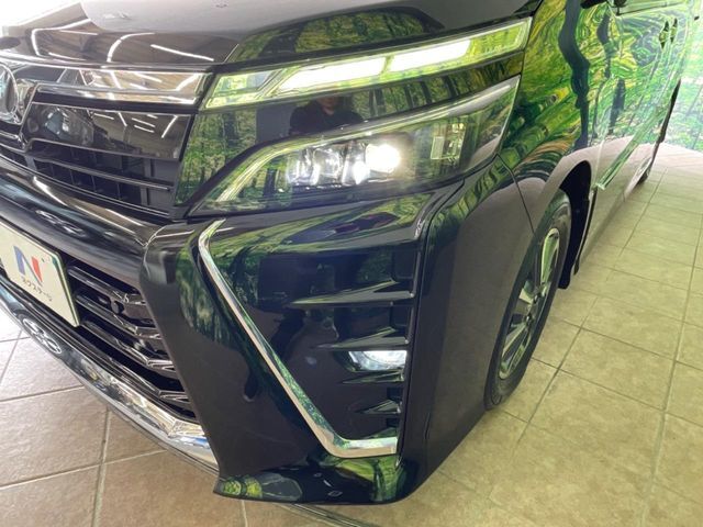 【LEDヘッドライト】悪天候や夜間走行時も良好な視界を確保し安心して運転できる高輝度LEDヘッドライトを装備！点灯速度が早く、消費電力も抑えられています。
