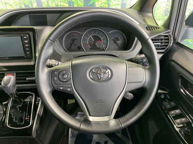 【純正革巻きステアリング】上質な革を使用することで、手にしっかり馴染みとても運転しやすいハンドルです♪