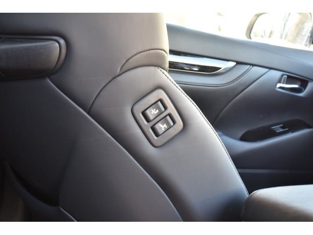 助手席には運転席や後部座席から簡単にシートポジションを変更できるボタンが装備されております。お車を乗り降りすることなくポジションを調整することが出来非常に便利な装備です。