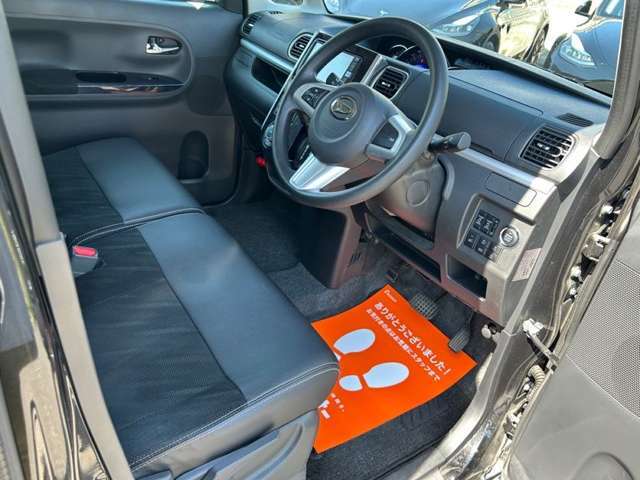 運転席側の写真です。座席側面やステップをご確認下さい。