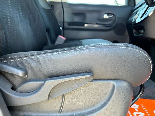 運転席側面の写真です。一番乗り降りが多いのでシートのスレやヘタリのチェックが重要です。