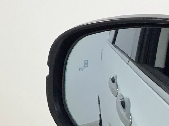 斜め後ろに存在する車を探知。その方向のドアミラー鏡面上にマークを表示し、存在をお知らせしてくれます。また、その方向にウインカーを操作すると、マークの点滅と警告音で注意を促します！