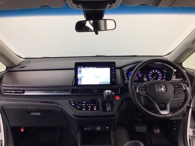 【前方視界】開放的な前方視界！運転がしやすく疲れにくいです♪窓が大きく、見通しがとっても良いおクルマですよ♪