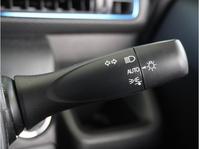 【オートライト】周囲の明るさに応じて自動でヘッドライトの点灯・消灯ができる機能です。ライトの付け忘れ・消し忘れなどが無くなり、雨の日や夕方の走行も安心。トンネル通過時も便利です。