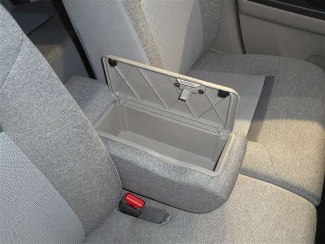 運転席と助手席の間のひじ掛けの中に小物を入れるスペースがあります！