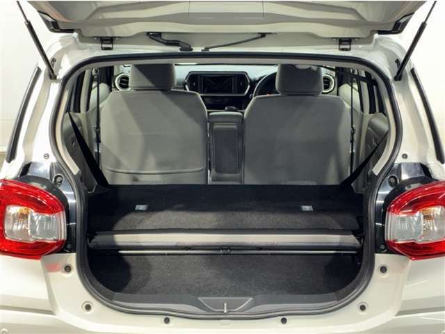 シートを倒すと広々とした荷物スペースに☆