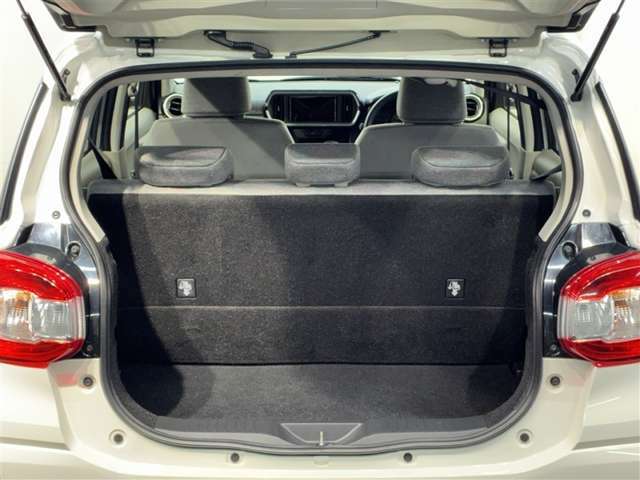バックドアを開けると荷物スペースです！