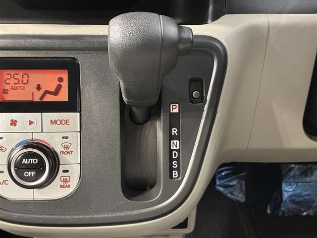 シフトレバーはインパネに配置されています。