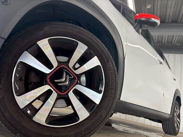 ブリヂストンタイヤ 205/60R16 純正アルミが装備されております。