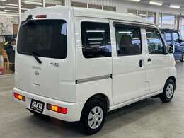 雨が降ってもゆったりと車選びができる屋内展示場完備！じっくりご覧になれます☆