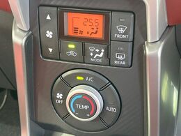 【オートエアコン】一度お好みの温度に設定すれば、車内の温度を検知し風量や温度を自動で調整。暑い…寒い…と何度もスイッチ操作をする必要はありません。快適な車内空間には必須の機能ですね♪
