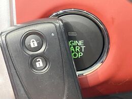 【キーフリーシステム】カバンやポケットに入れたままでもドアの施錠・解錠が可能なスマートキーを装備。エンジンのオン・オフ時もカギを取り出す必要が無いからとっても便利です♪