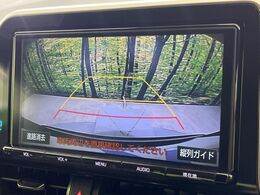 【バックカメラ】駐車時に後方がリアルタイム映像で確認できます。大型商業施設や立体駐車場での駐車時や、夜間のバック時に大活躍！運転スキルに関わらず、今や必須となった装備のひとつです！