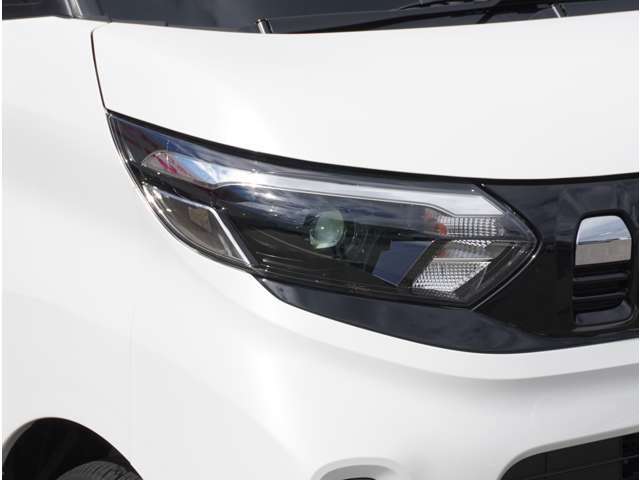【LEDヘッドライト】悪天候や夜間走行時も良好な視界を確保し安心して運転できる高輝度LEDヘッドライトを装備。明るい上に点灯速度が早く消費電力も抑えられています。