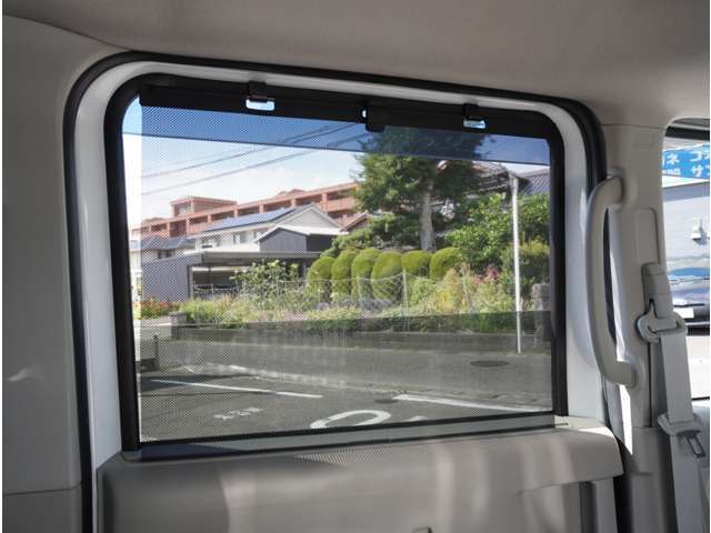 【ロールサンシェード】日よけとしての機能以外にも、車中泊や目隠し が必要な場合に便利な装備です。