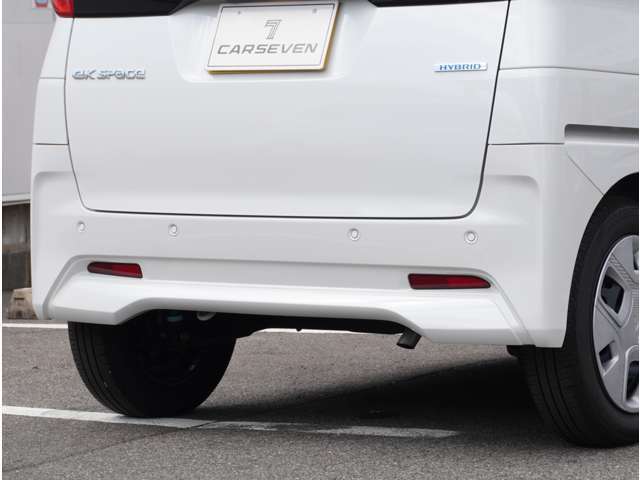 【クリアランスソナー】バンパーに付いたセンサーが障害物を検知。一定の距離に近づくとアラートで教えてくれます。狭い駐車スペースや車庫入れ時も安心です。