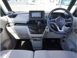 インパネ廻りの画像となります。車両評価証にてダッシュボードのり跡など、前ユーザー様がナビまたレーダーなど取り付けされていた車両もございます。評価証にてご確認頂くか現車確認をお勧めさせて頂きます。