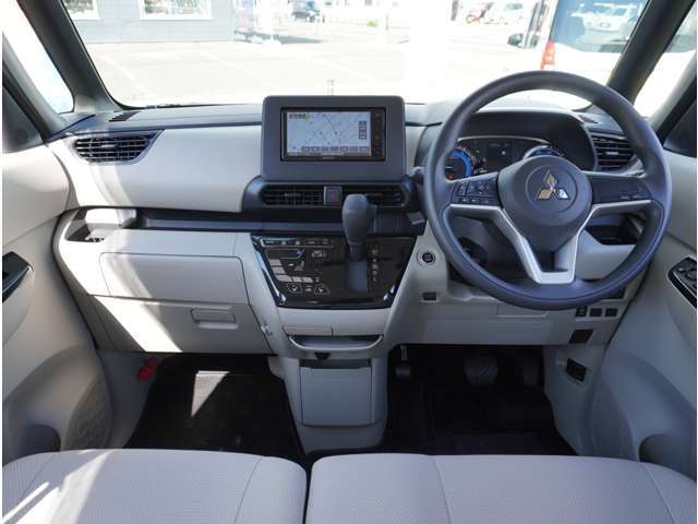 インパネ廻りの画像となります。車両評価証にてダッシュボードのり跡など、前ユーザー様がナビまたレーダーなど取り付けされていた車両もございます。評価証にてご確認頂くか現車確認をお勧めさせて頂きます。